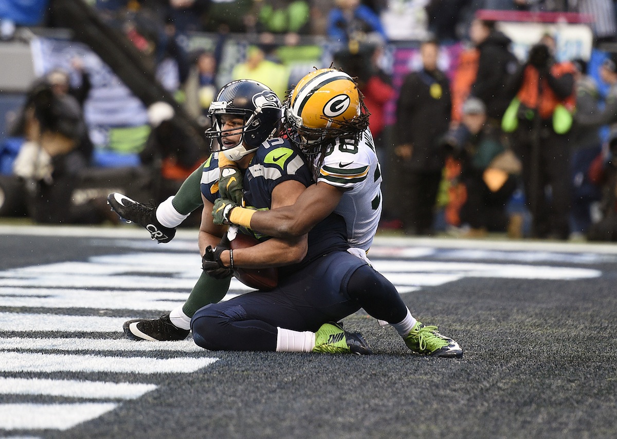 Seattle Seahawks wide receiver Jermaine Kearse scores the game-winning touchdown with Green Bay Packers cornerback Tramon Williams in coverage. Kyle Terada—USA TODAY Sports.