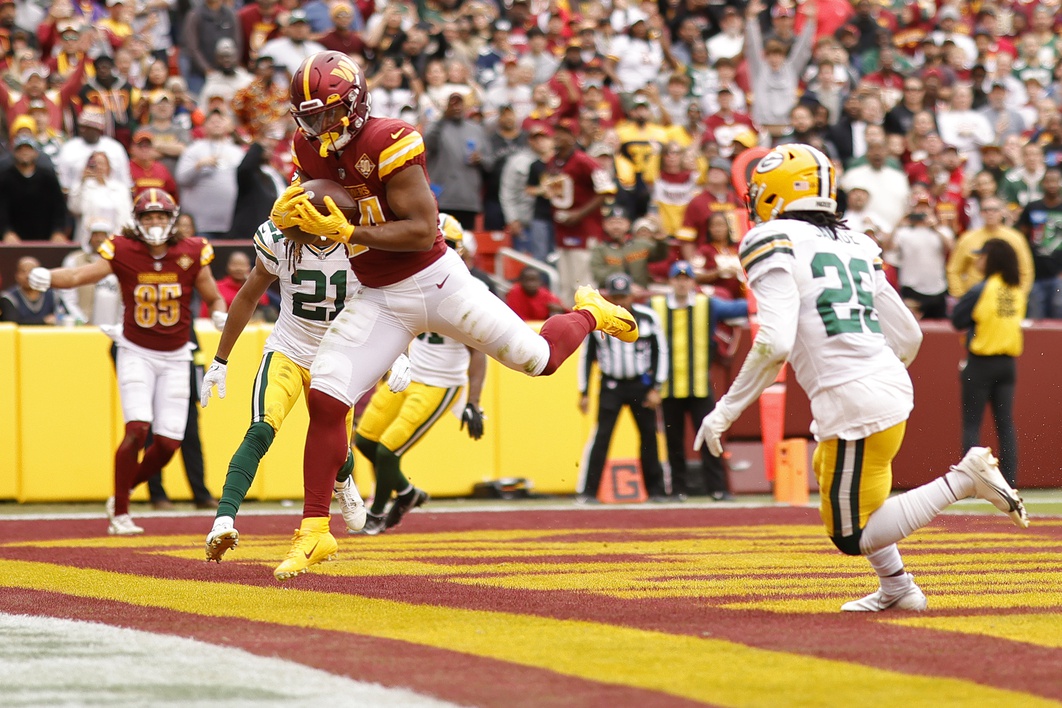 Antonio Gibson hauls in a touchdown in the Commanders' 23-21 win over the Packers.