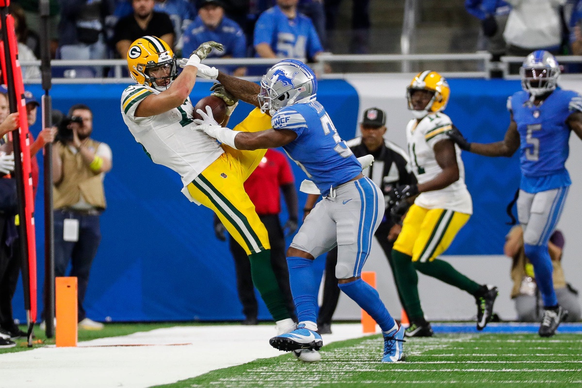 Allen Lazard takes a hit in the Packers' 15-9 loss to the Lions.